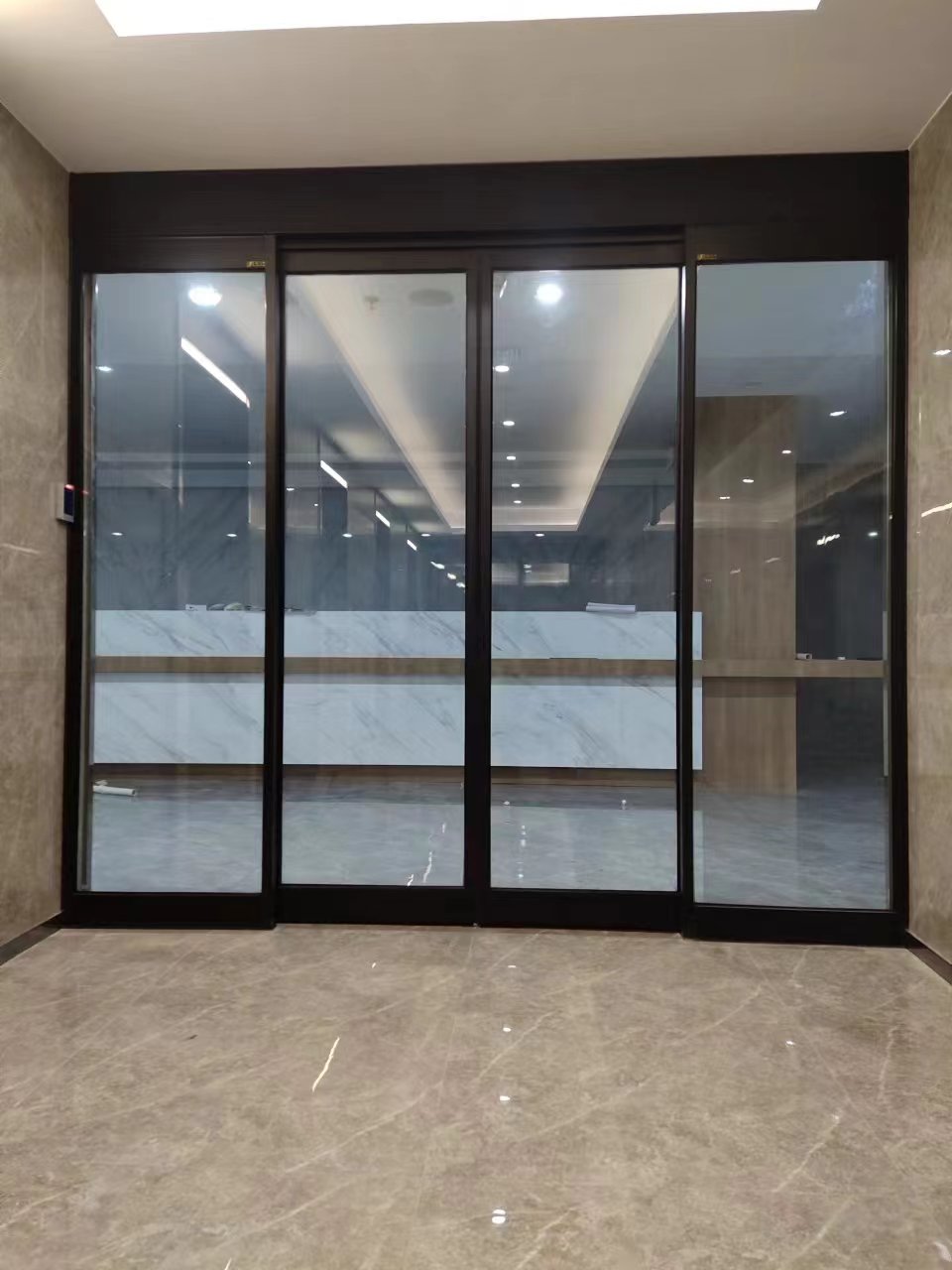 港闸区玻璃伸缩门